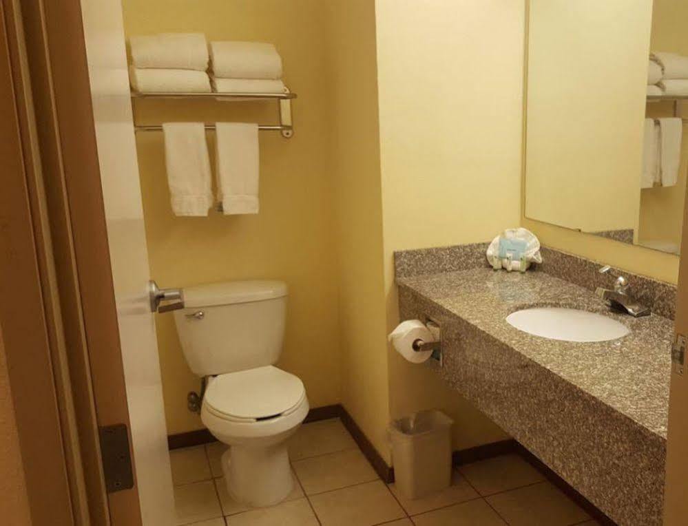 Reddy Hotel Plainview Экстерьер фото
